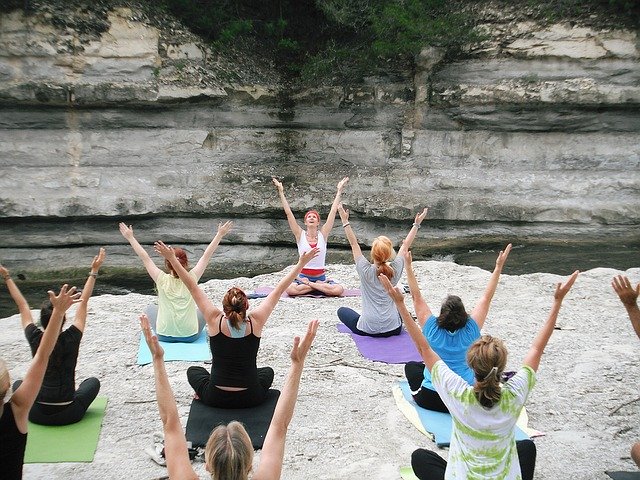 ženy cvičí venku jógu